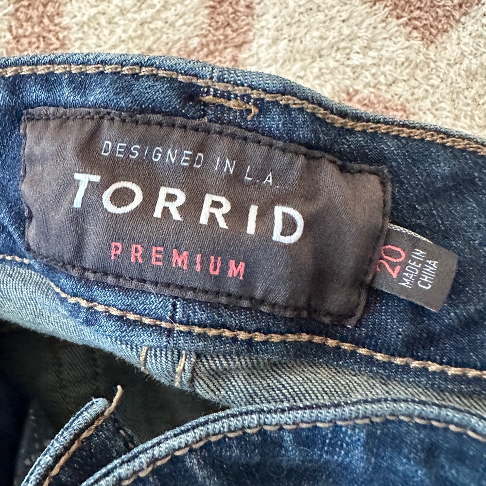 Gently Used Premium Torrid Jean. Size 20. Dark Wash. Boyfriend Crop.
